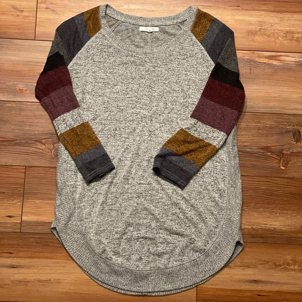 Gray shirt. Cropped sleeves.